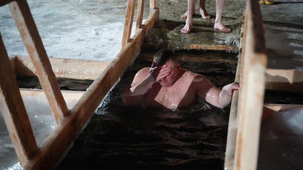 Медики рассказали об опасностях купания в проруби для детей и взрослых