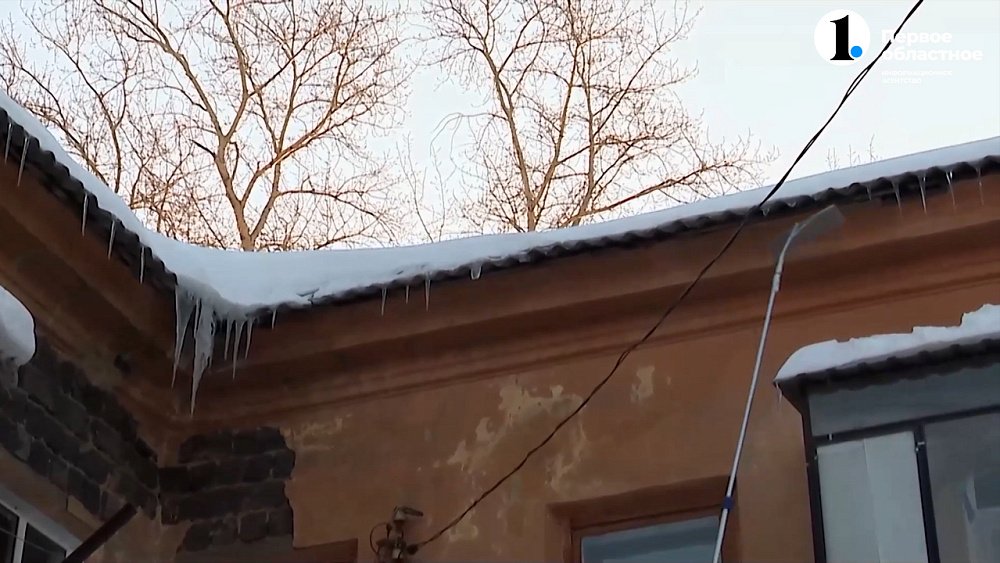 В Челябинске борются с наледью на крышах