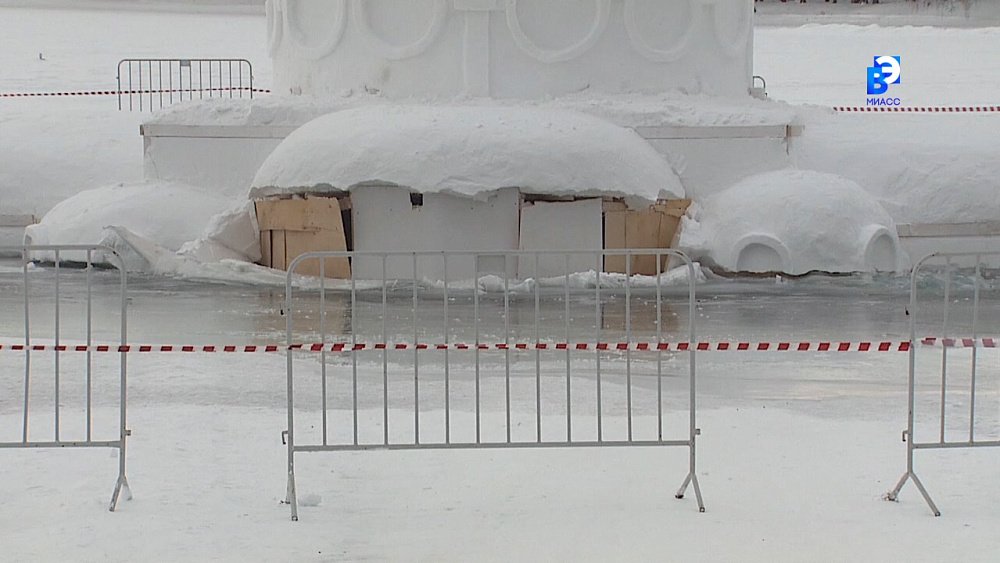 Снежный храм на Тургояке уходит под воду