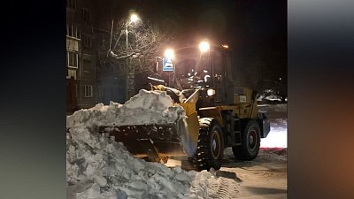 Улицы Челябинска убирают 303 единицы техники и бригада из 555 рабочих