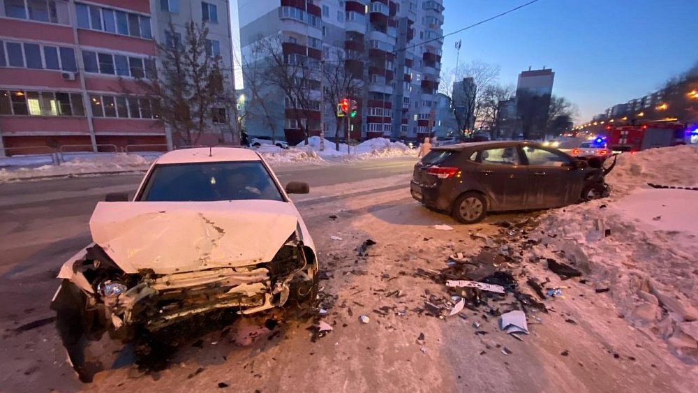 В Челябинске водителя Lada госпитализировали после ДТП с Kia