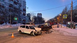 В Челябинске водителя Lada госпитализировали после ДТП с Kia