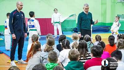 Дзюдоист Денис Ярцев провел открытый урок в челябинской школе