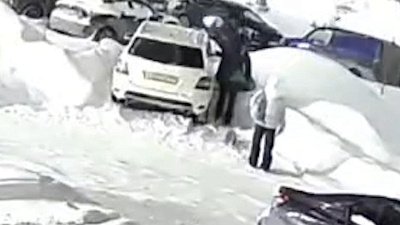 Житель Челябинска оставил мусор на капоте чужого автомобиля