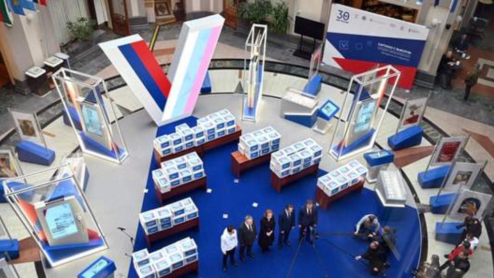 Избирательный штаб Путина передал в ЦИК 95 коробок с подписями россиян