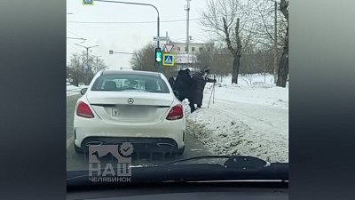 В Челябинске водитель помог пенсионерке перейти дорогу