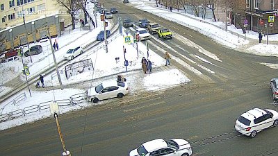 В Челябинске пешеходы чудом не оказались под колесами автомобиля