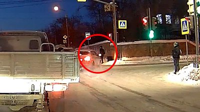 В Магнитогорске легковушка едва не сбила пешехода