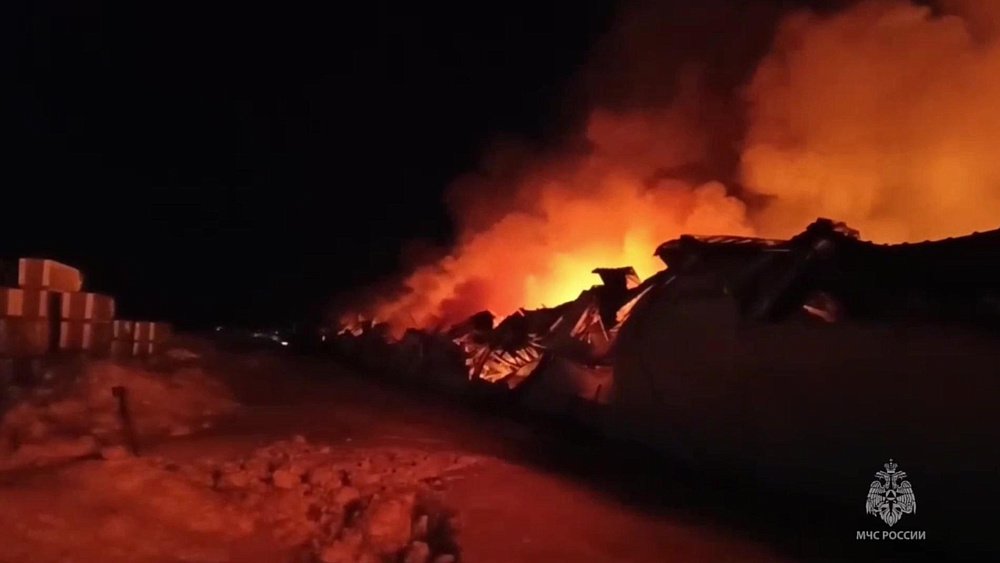 Крупный пожар на мебельной фабрике произошел в Челябинской области