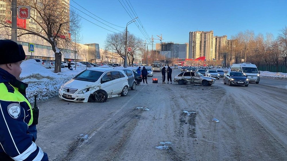 Несколько человек пострадали в массовом ДТП в центре Челябинска
