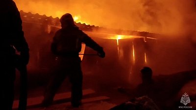 В Еткульском районе ликвидируют пожар на мебельной фабрике