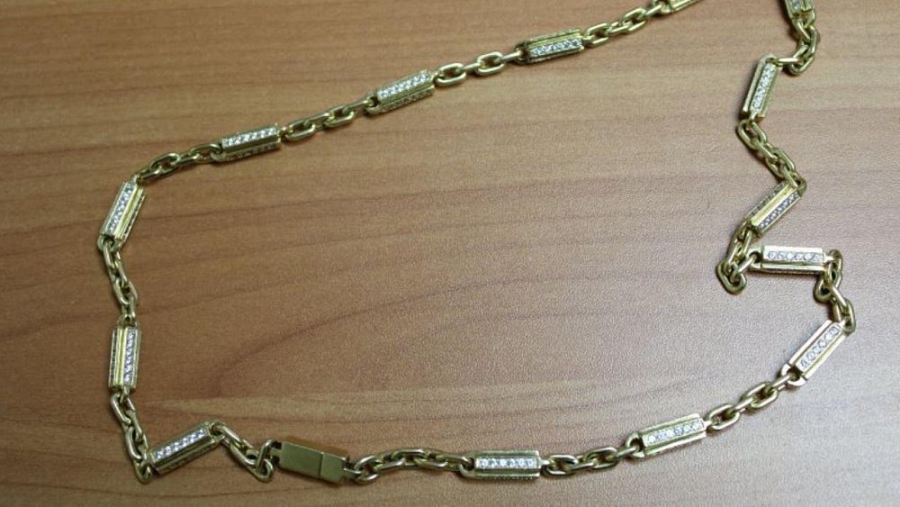 В Чебаркуле сотрудница клининг-сервиса похитила у клиента цепочку за 1 млн рублей