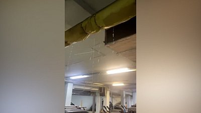 В Челябинске жители пожаловались на затопленную парковку и подвал