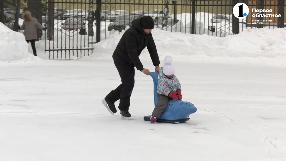 В парке Гагарина и в Арт-сквере залили катки