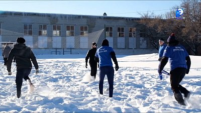 Пожарные и кадеты играют в футбол