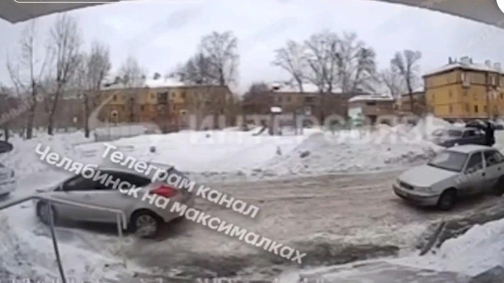 В Челябинске глыба льда рухнула с крыши на авто