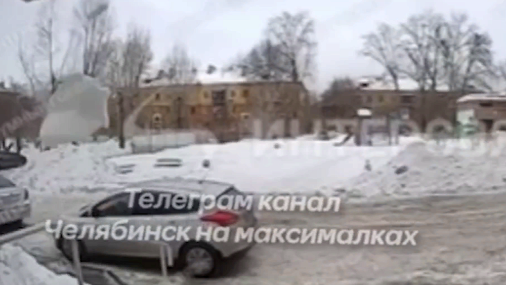 В УК дома, с которого на машину рухнул лед, рассказали, почему не чистили крышу