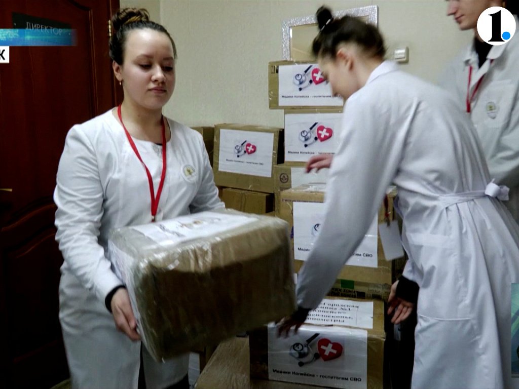 Препаратами помогает людям в. Лекарства для льготников. Пора принимать лекарства. Лекарственные препараты в аптеке. Волонтеры дети и пожилые.