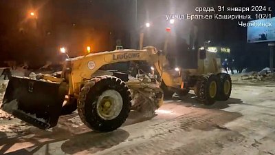 На улицы Челябинска вывели 301 единицу техники на очистку снега