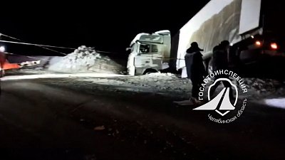 На трассе М-5 в Челябинской области фура улетела в кювет