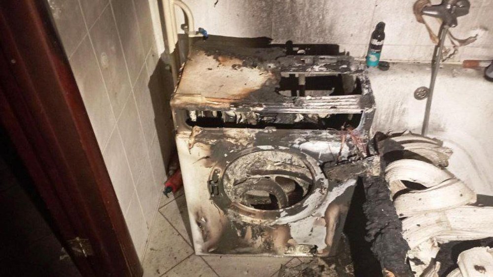 В Челябинске из‑за включенной на ночь стиральной машины загорелась квартира