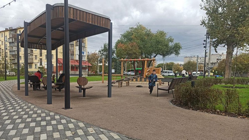 Сквер на 5 тыс. «квадратов» благоустроили в Металлургическом районе Челябинска по нацпроекту