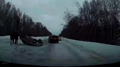 В Озерске перевернувшийся легковой автомобиль попал на видео