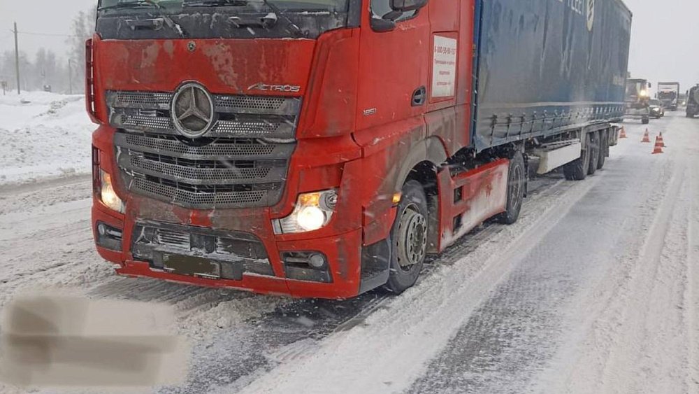 На трассе в Челябинской области водитель большегруза насмерть сбил мужчину