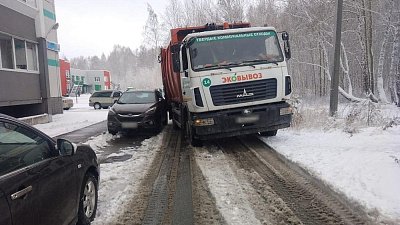 В Челябинской области снегопады вновь осложняют вывоз мусора