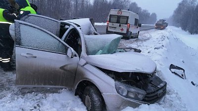 На трассе в Челябинской области женщина за рулем Lada врезалась в грузовик