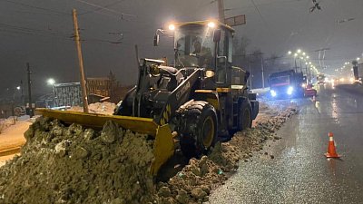 В Челябинске продолжается уборка снега с дорог и тротуаров