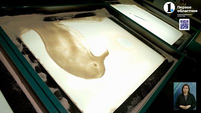 Юная челябинка рисует мультики на песке