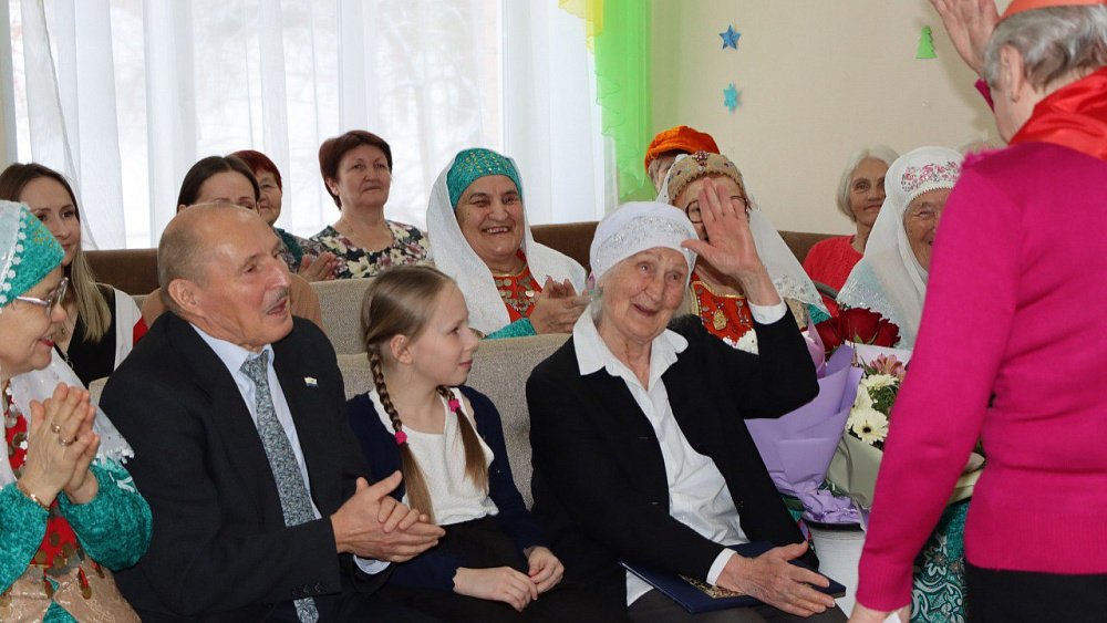 100-летняя жительница Миасса вяжет носки и теплые пояса для военных