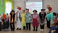 100-летняя жительница Миасса вяжет носки и теплые пояса для военных