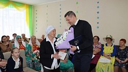 100-летняя жительница Миасса вяжет носки и теплые пояса для военных