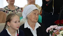 100-летняя жительница Миасса вяжет носки и теплые пояса для военных