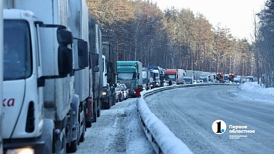 На трассе под Миассом образовалась многокилометровая пробка из фур