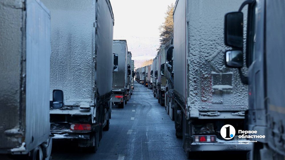 Движение машин под Миассом парализовали спящие водители фур