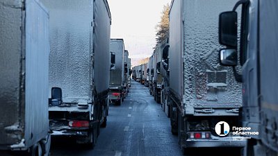 Движение машин под Миассом парализовали спящие водители фур