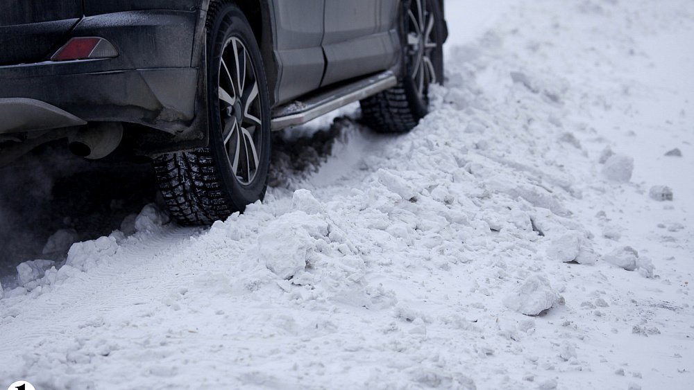В Челябинской области на границе с Казахстаном шесть машин попали в снежный плен