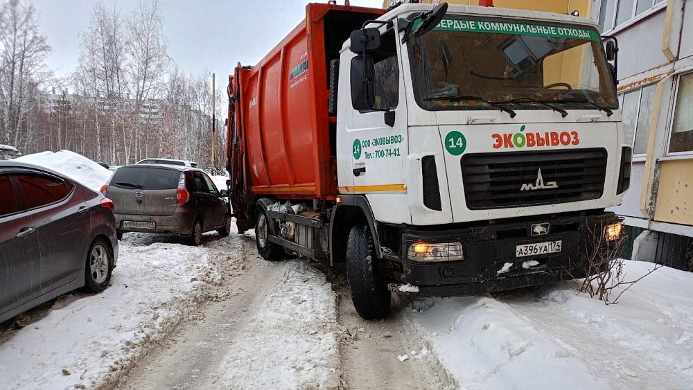 Мусоровозы на Южном Урале работают в сопровождении снегоуборочной техники