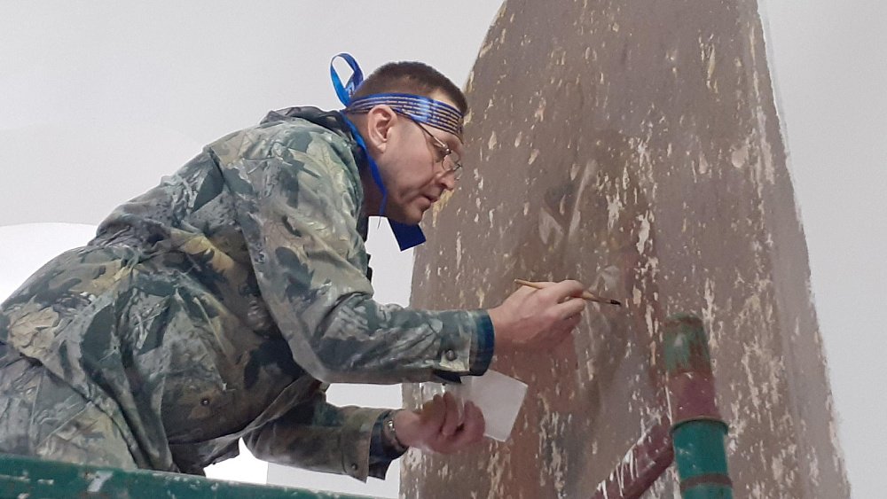 Расстрелянную фреску Николая Чудотворца восстанавливают в храме села Булзи