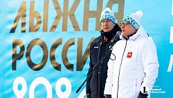 Министр спорта Олег Матыцин вышел на старт «Лыжни России» в Челябинске