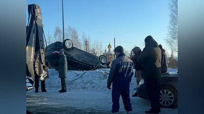 Под Челябинском перевернулся легковой автомобиль