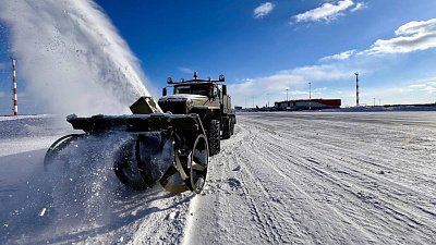 Спецтехника миасского завода очищает от снега аэропорт Челябинска