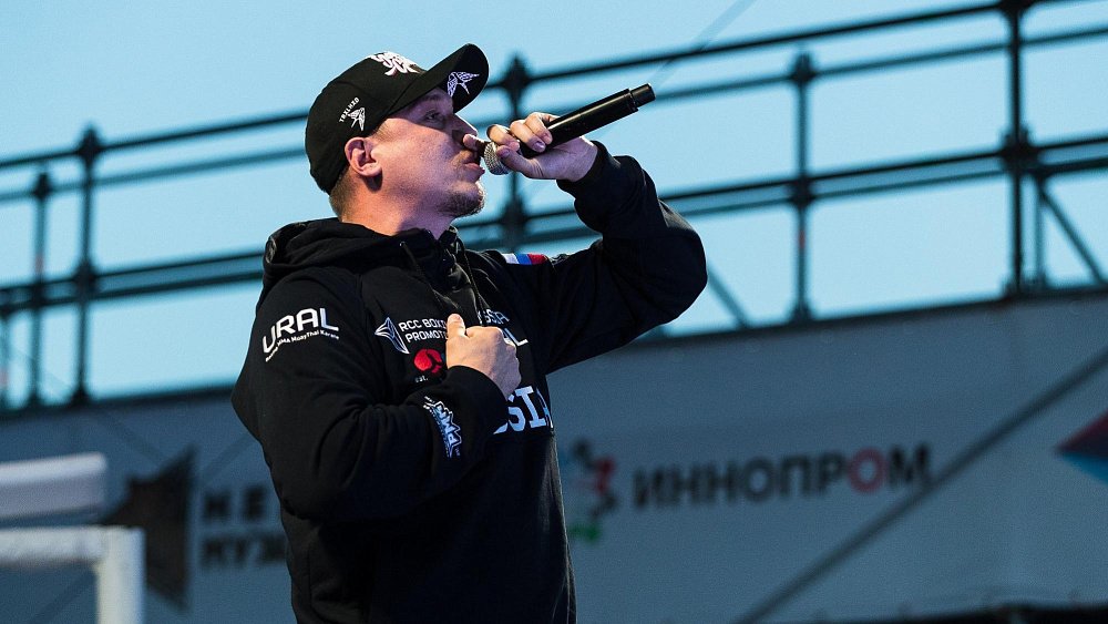 В воинских частях и колониях Челябинской области выступит рэпер Рома Жиган