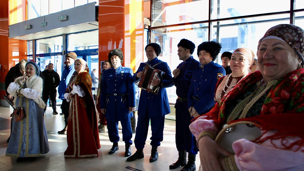 В Магнитогорске фигуристов на спартакиаде встречают русскими народными песнями и танцами