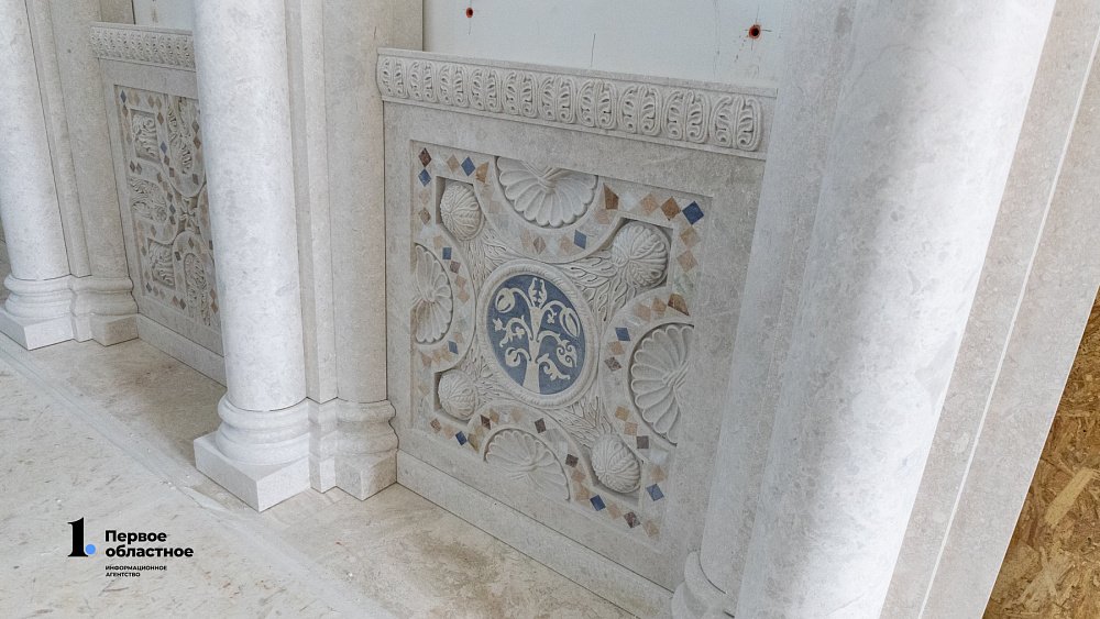 В строящемся кафедральном соборе в Челябинске началось возведение иконостаса