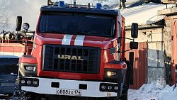 В Челябинске из горящего автосервиса эвакуировали две машины