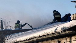 В Челябинске из горящего автосервиса эвакуировали две машины